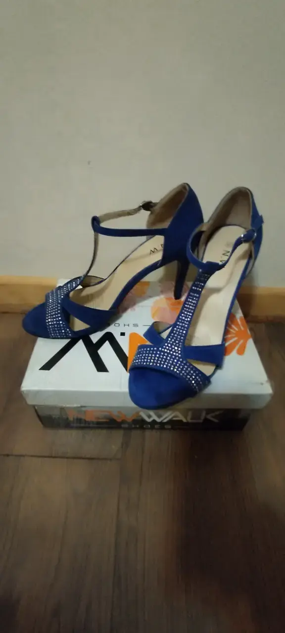 Zapatos de tacón azul con detalles brillantes - 4