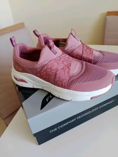 Zapatillas deportivas rosadas Skechers Arch Fit - miniatura 1