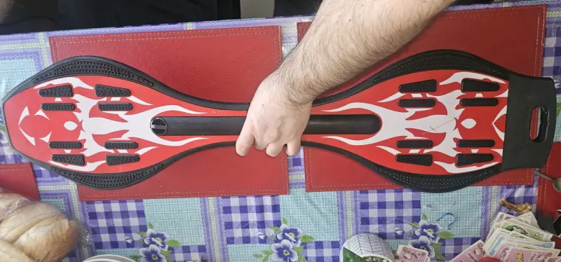 Patineta tipo waveboard con diseño de llamas - 1