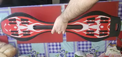 Patineta tipo waveboard con diseño de llamas - miniatura 1