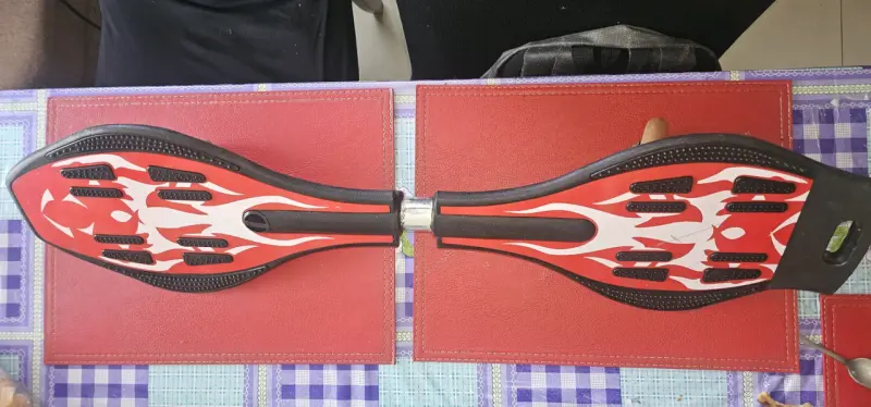 Patineta tipo waveboard con diseño de llamas - 3