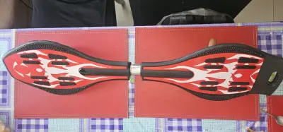 Patineta tipo waveboard con diseño de llamas - miniatura 3