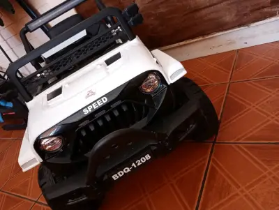 Auto eléctrico para niños blanco con control - miniatura 1