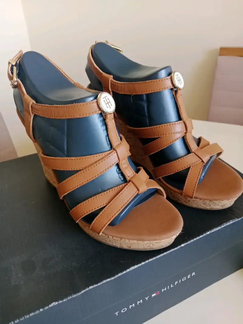Sandalias de cuña Tommy Hilfiger marrón y negro - 1