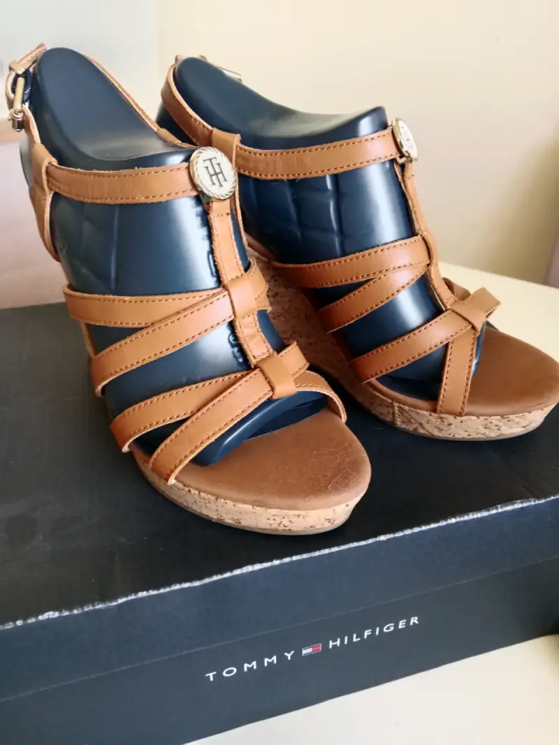 Sandalias de cuña Tommy Hilfiger marrón y negro - 2