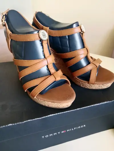 Sandalias de cuña Tommy Hilfiger marrón y negro - miniatura 2