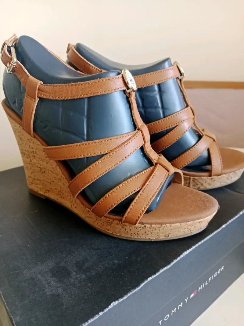 Sandalias de cuña Tommy Hilfiger marrón y negro - 3
