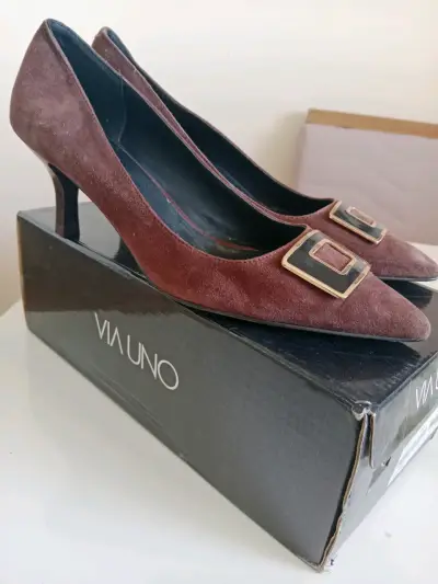 Zapatos de tacón Via Uno marrones con hebilla - miniatura 2