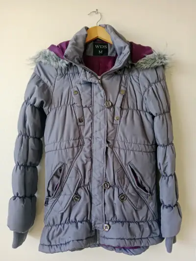 Chaqueta acolchada gris con capucha de piel sintética - miniatura 1