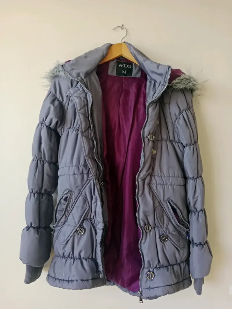 Chaqueta acolchada gris con capucha de piel sintética - 2