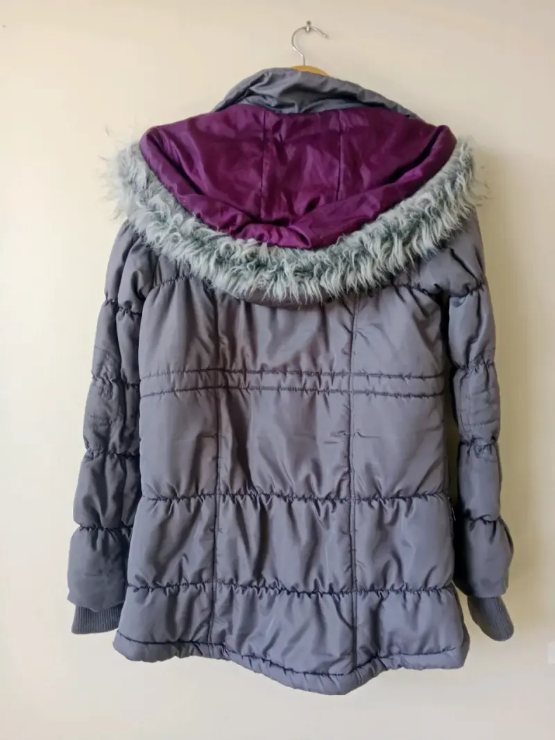 Chaqueta acolchada gris con capucha de piel sintética - 3