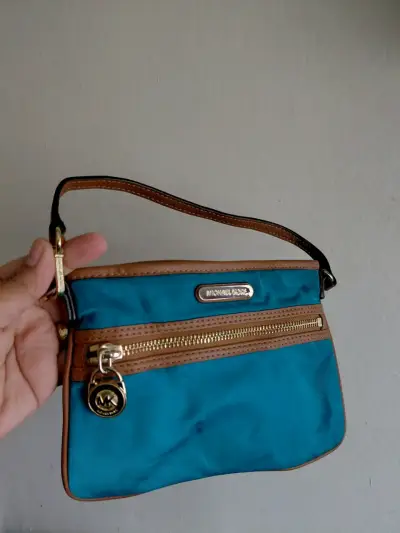 Cartera de mano Michael Kors azul y marrón - miniatura 1