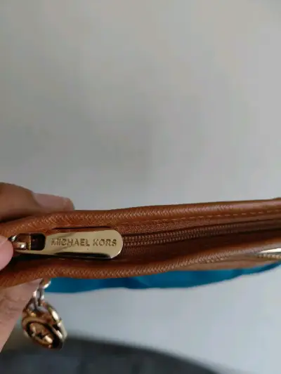 Cartera de mano Michael Kors azul y marrón - miniatura 3