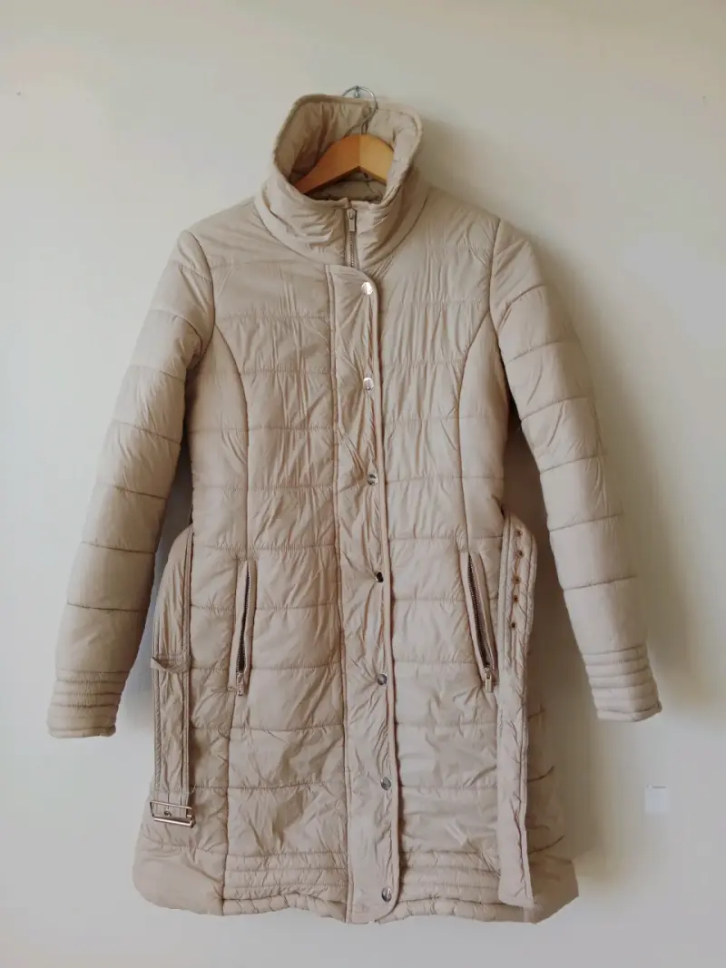 Abrigo largo acolchado beige para mujer - 1