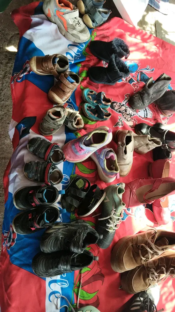 Lote de zapatos infantiles variados en buen estado - 1