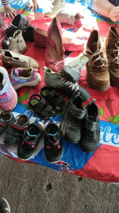 Lote de zapatos infantiles variados en buen estado - miniatura 2