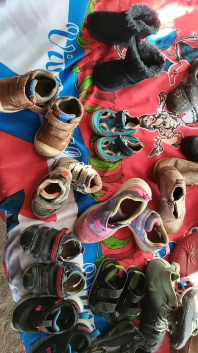Lote de zapatos infantiles variados en buen estado - miniatura 3