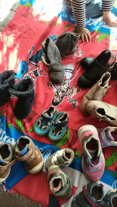 Lote de zapatos infantiles variados en buen estado - miniatura 4