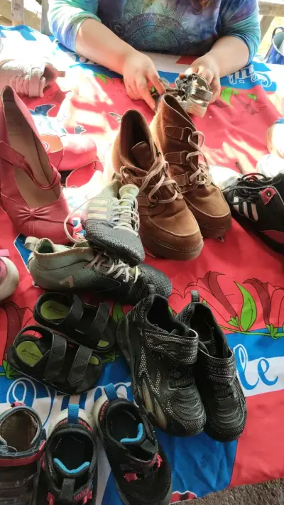 Lote de zapatos infantiles variados en buen estado - miniatura 5