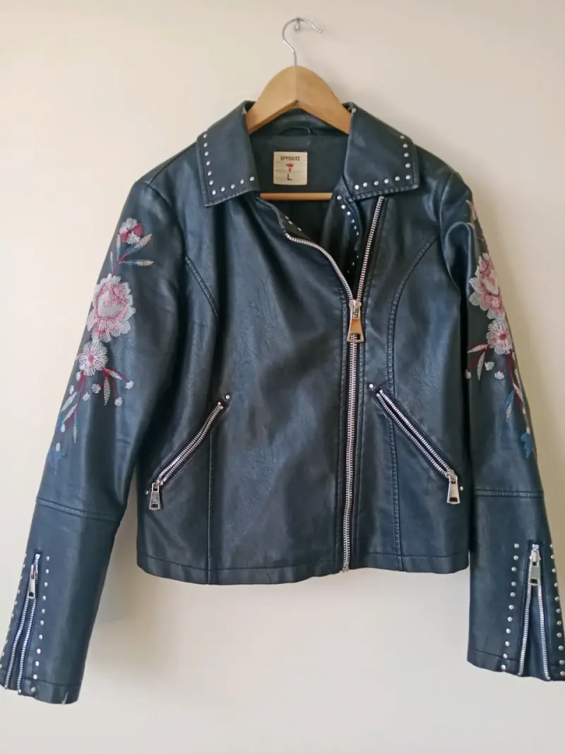 Chaqueta de cuero sintético con bordado floral - 1