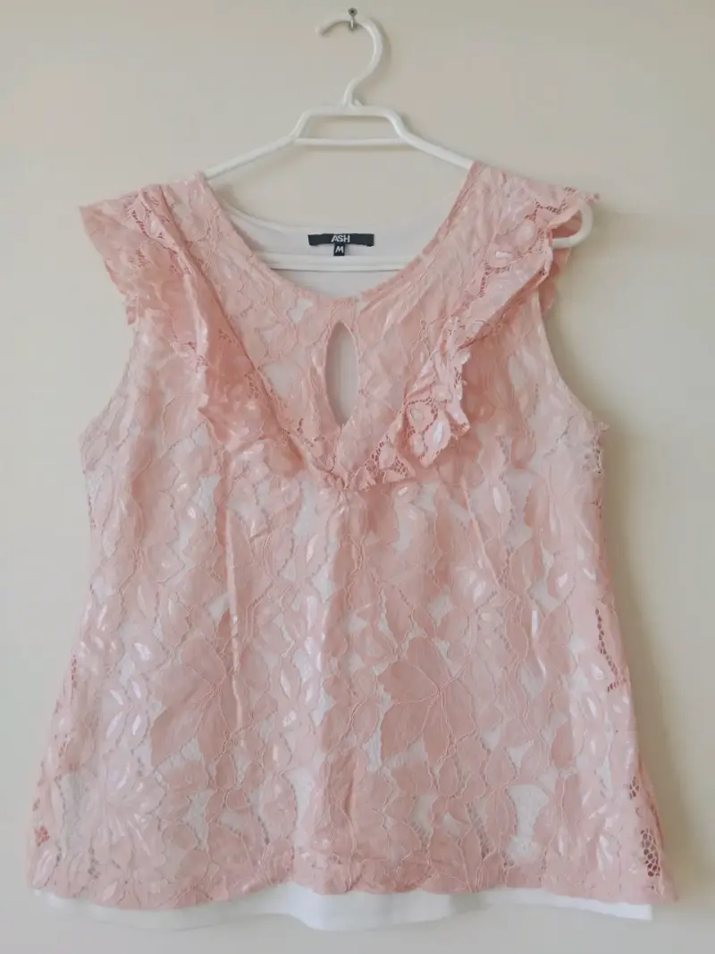 Blusa de encaje rosa con volantes talla M - 1
