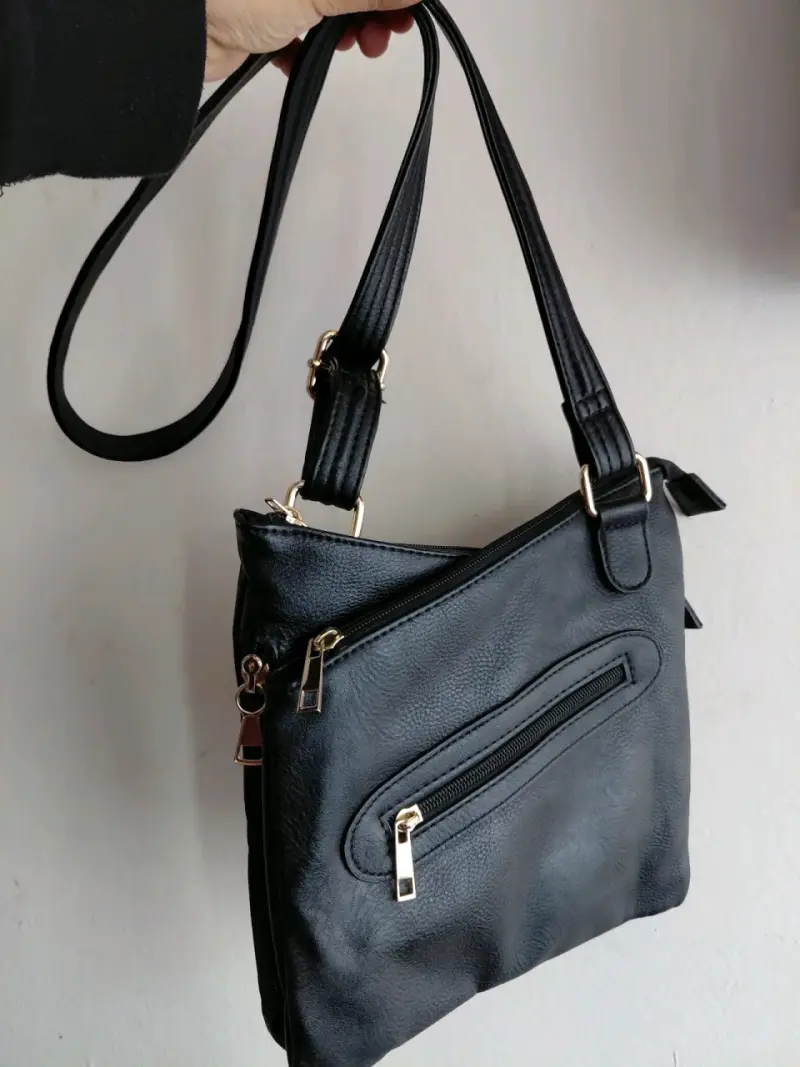 Cartera bandolera negra con cierres dorados - 1
