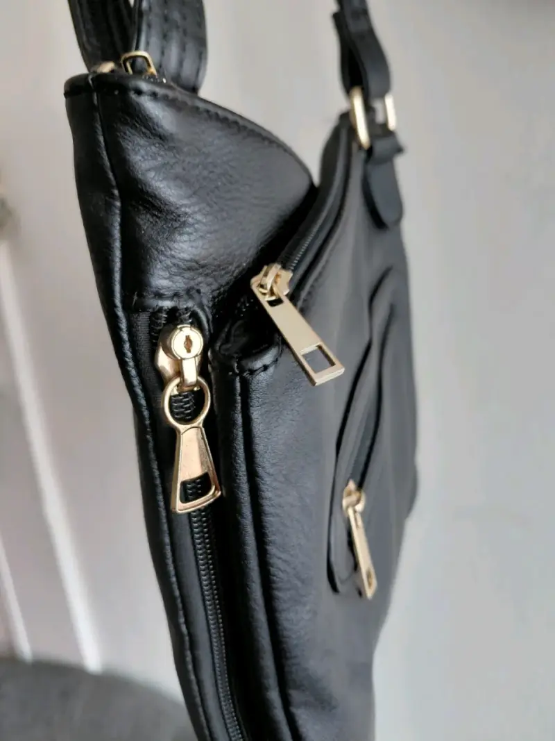 Cartera bandolera negra con cierres dorados - 2