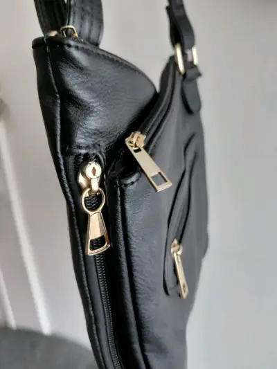 Cartera bandolera negra con cierres dorados - miniatura 2