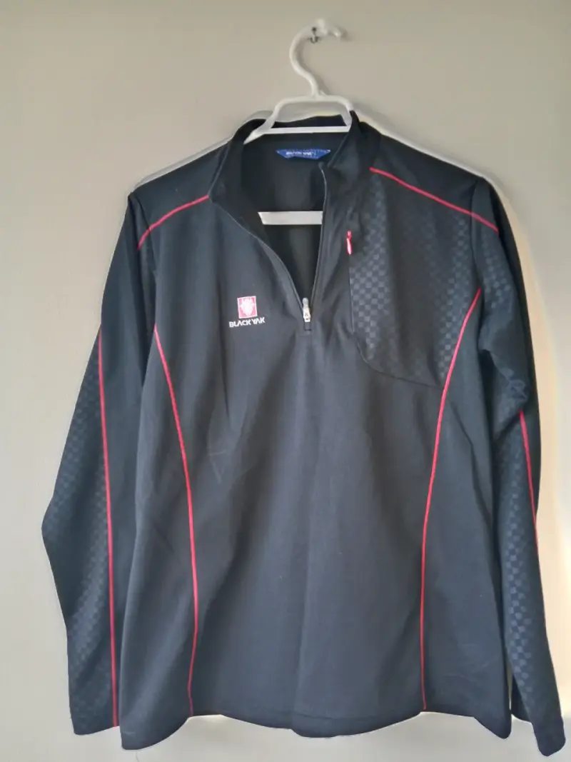 Polerón deportivo Black Yak negro con detalles rojos - 1