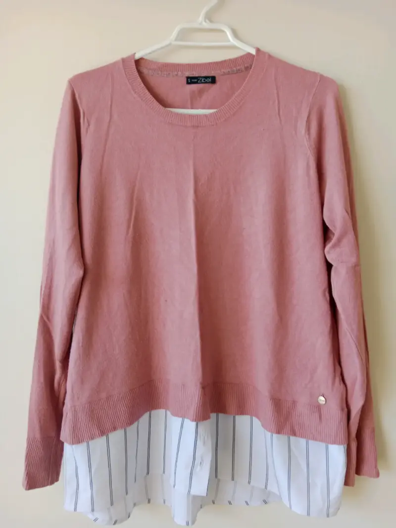 Suéter rosa con blusa integrada para mujer - 1