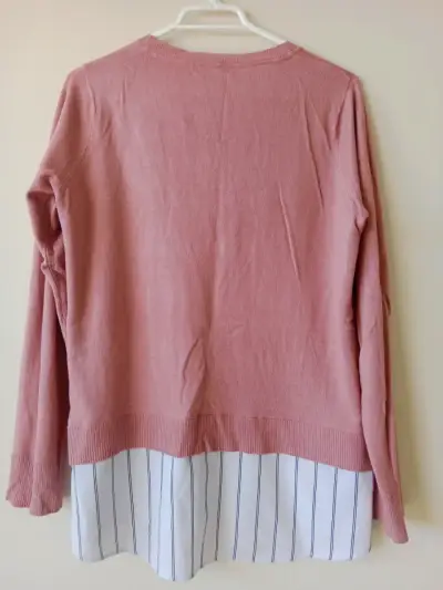 Suéter rosa con blusa integrada para mujer - miniatura 2