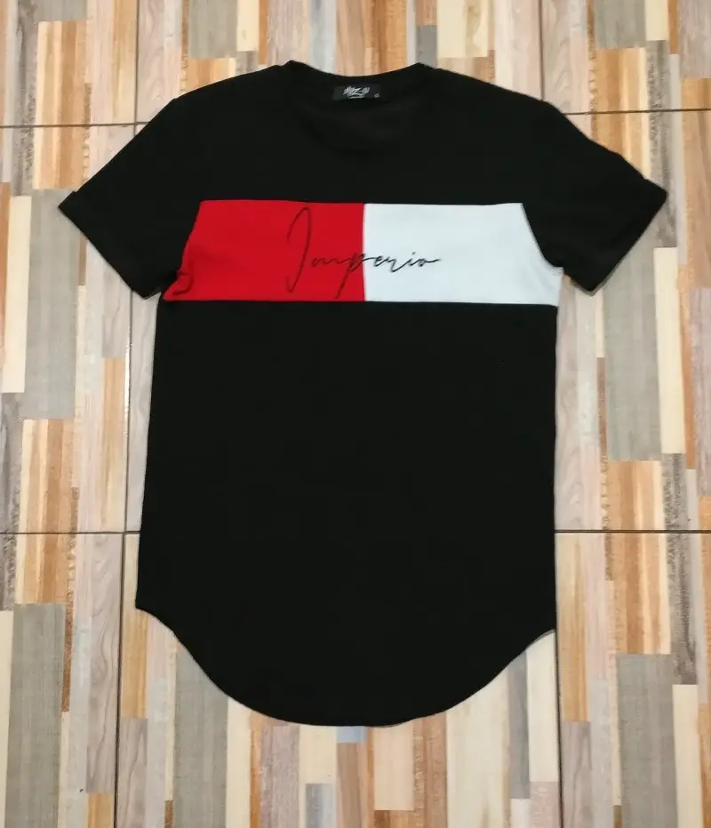 Polera negra con diseño Imperio