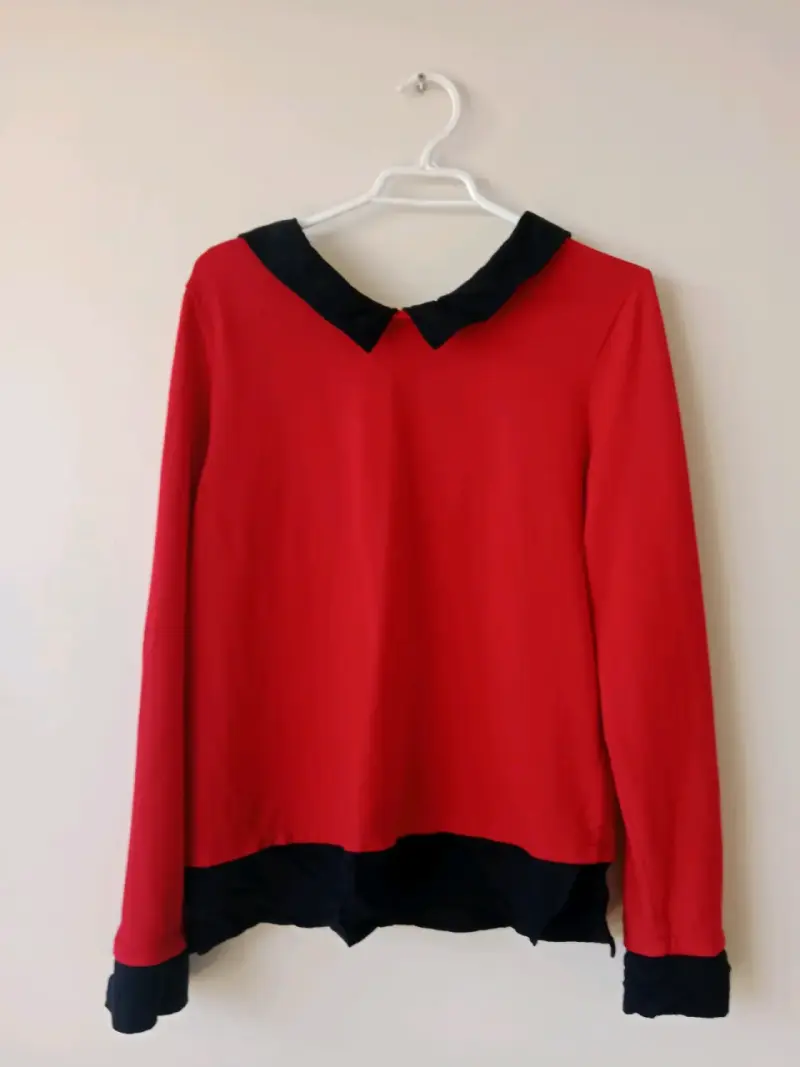 Blusa roja con cuello negro para mujer - 1