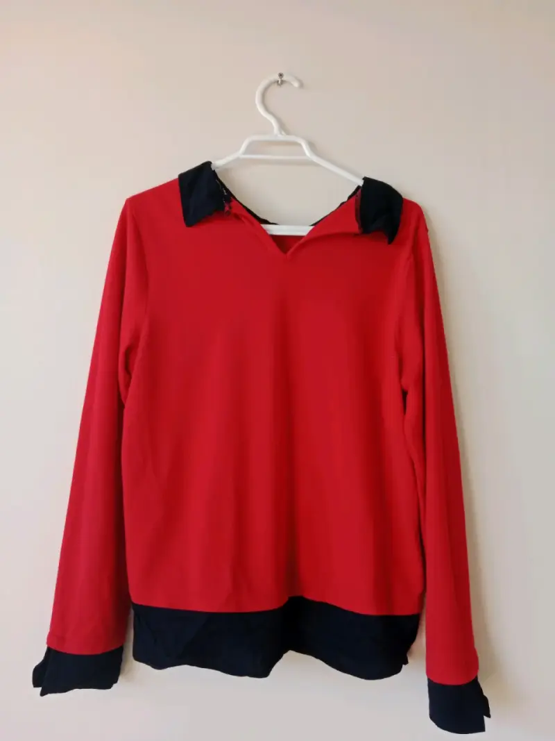 Blusa roja con cuello negro para mujer - 2