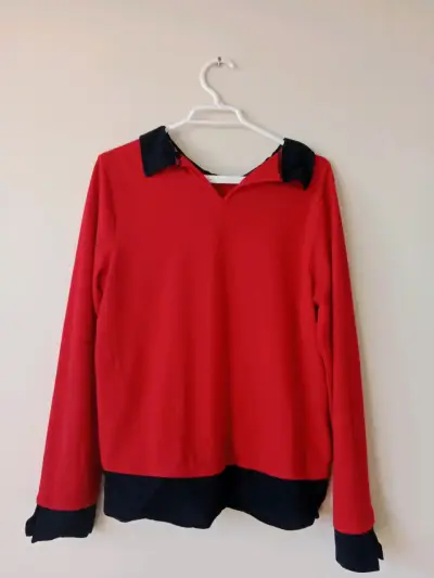 Blusa roja con cuello negro para mujer - miniatura 2