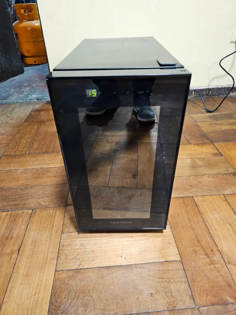 Refrigerador compacto Frigidaire con puerta de vidrio