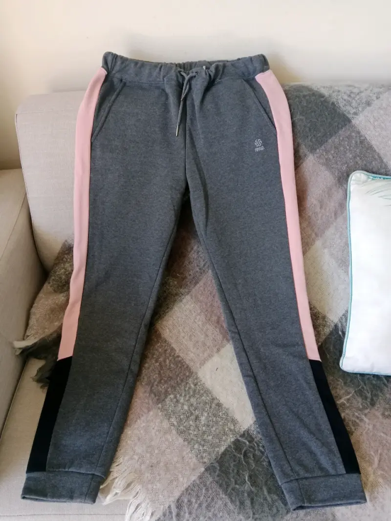 Pantalones deportivos gris con franjas rosas - 1