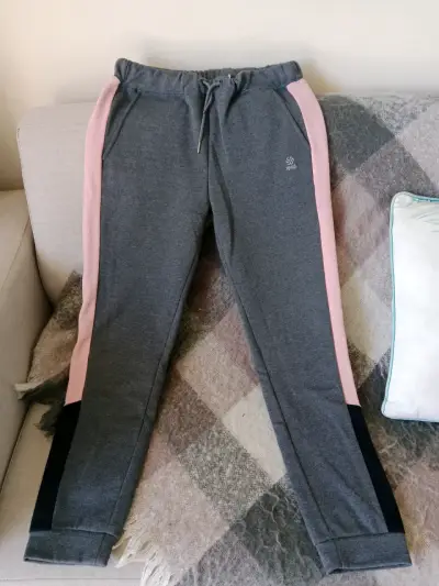 Pantalones deportivos gris con franjas rosas - miniatura 1