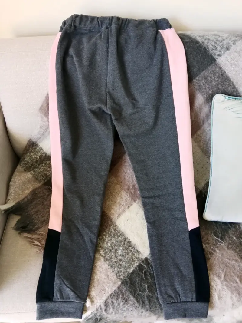 Pantalones deportivos gris con franjas rosas - 2