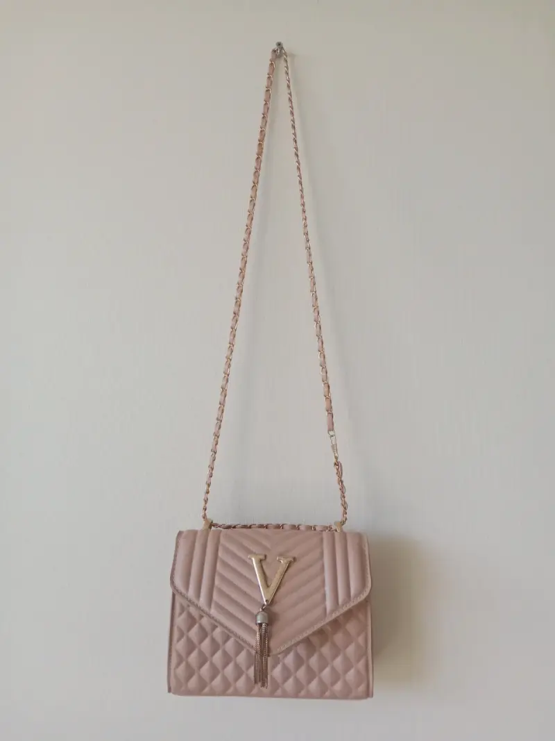 Cartera de hombro palo rosa con diseño acolchado