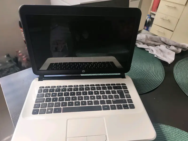 Laptop HP con pantalla de 15 pulgadas - 1