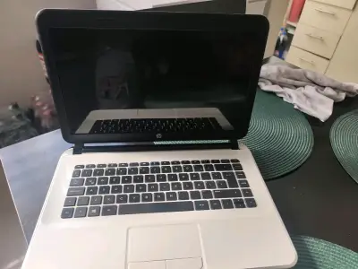 Laptop HP con pantalla de 15 pulgadas - miniatura 1