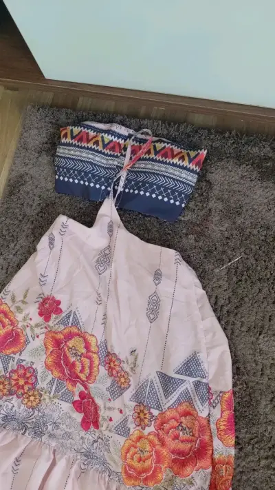 Vestido largo floral con diseño bohemio - miniatura 2