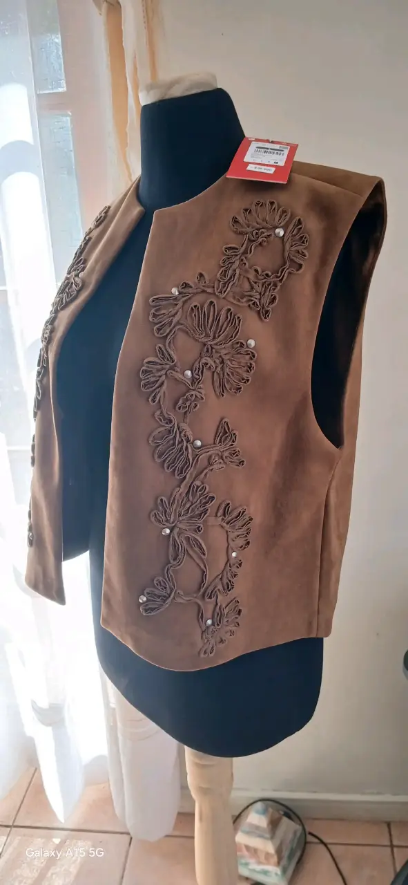 Chaleco sin mangas marrón con bordado floral - 1