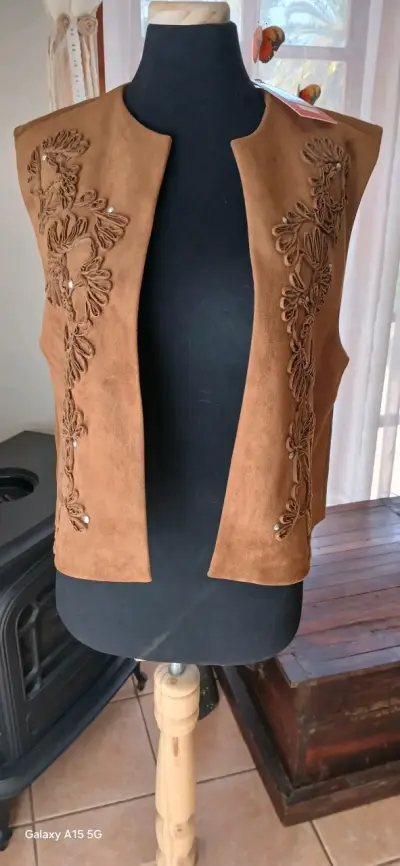 Chaleco sin mangas marrón con bordado floral - miniatura 2