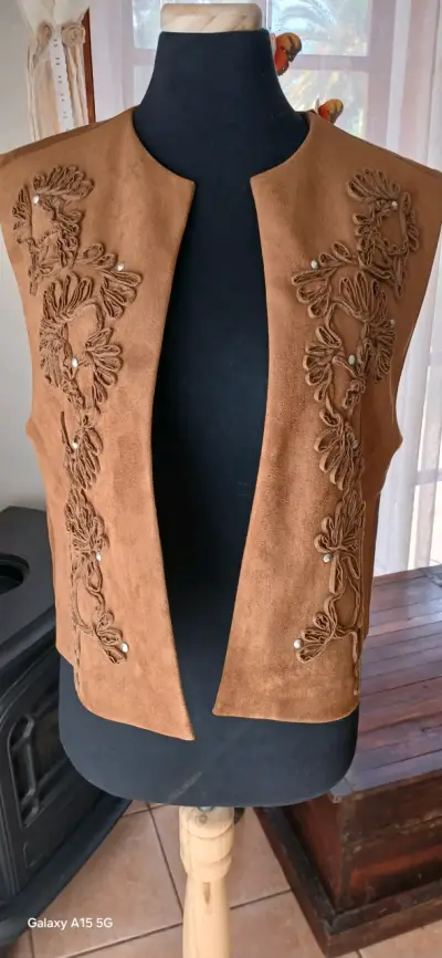 Chaleco sin mangas marrón con bordado floral - miniatura 3