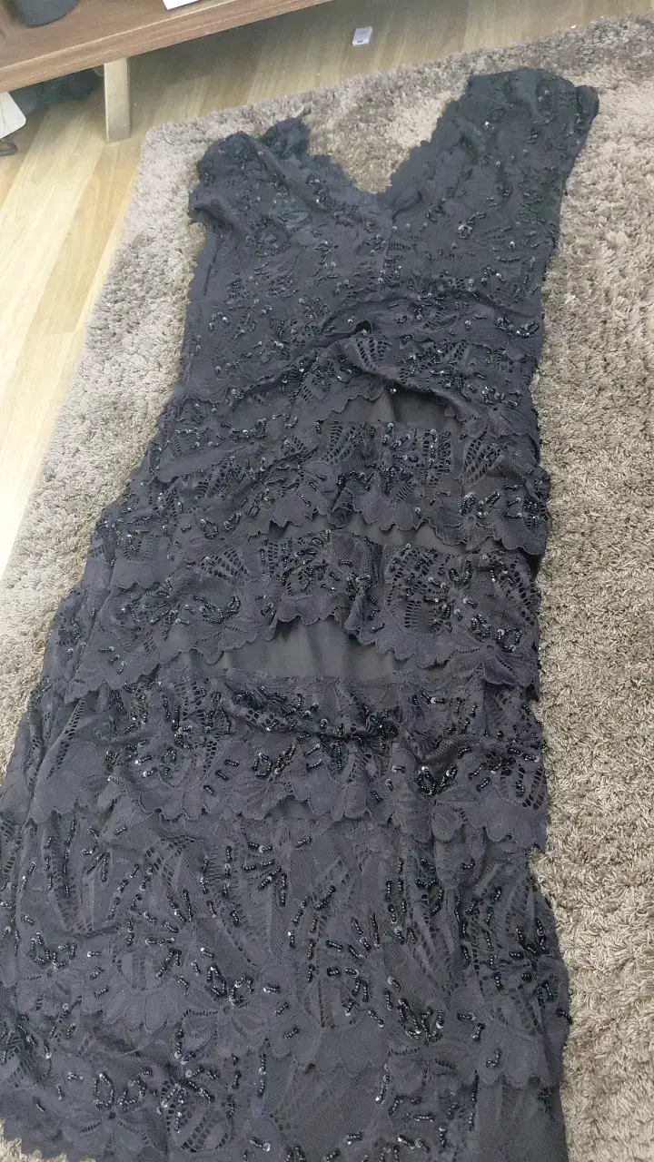 Vestido de encaje negro con lentejuelas - 1