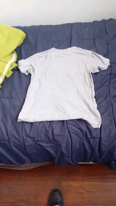 Polera gris Levi's para hombre - miniatura 4