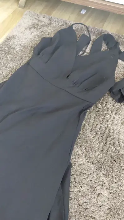 Vestido largo negro elegante para mujer - miniatura 2