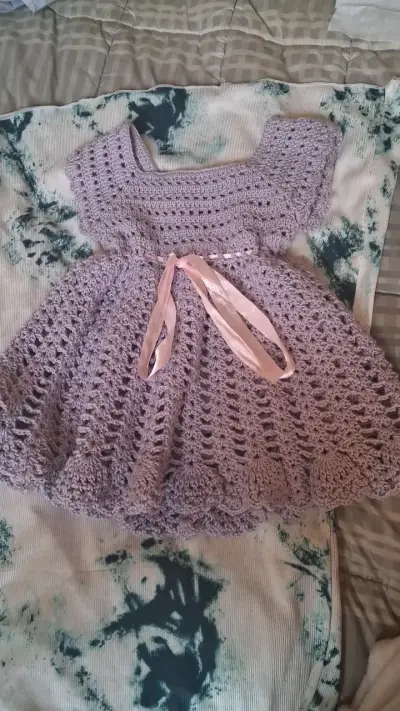 Vestido tejido a crochet para niña color lila - miniatura 2